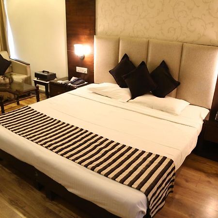 Hotel Parbhat Inn Panchkula Exterior photo